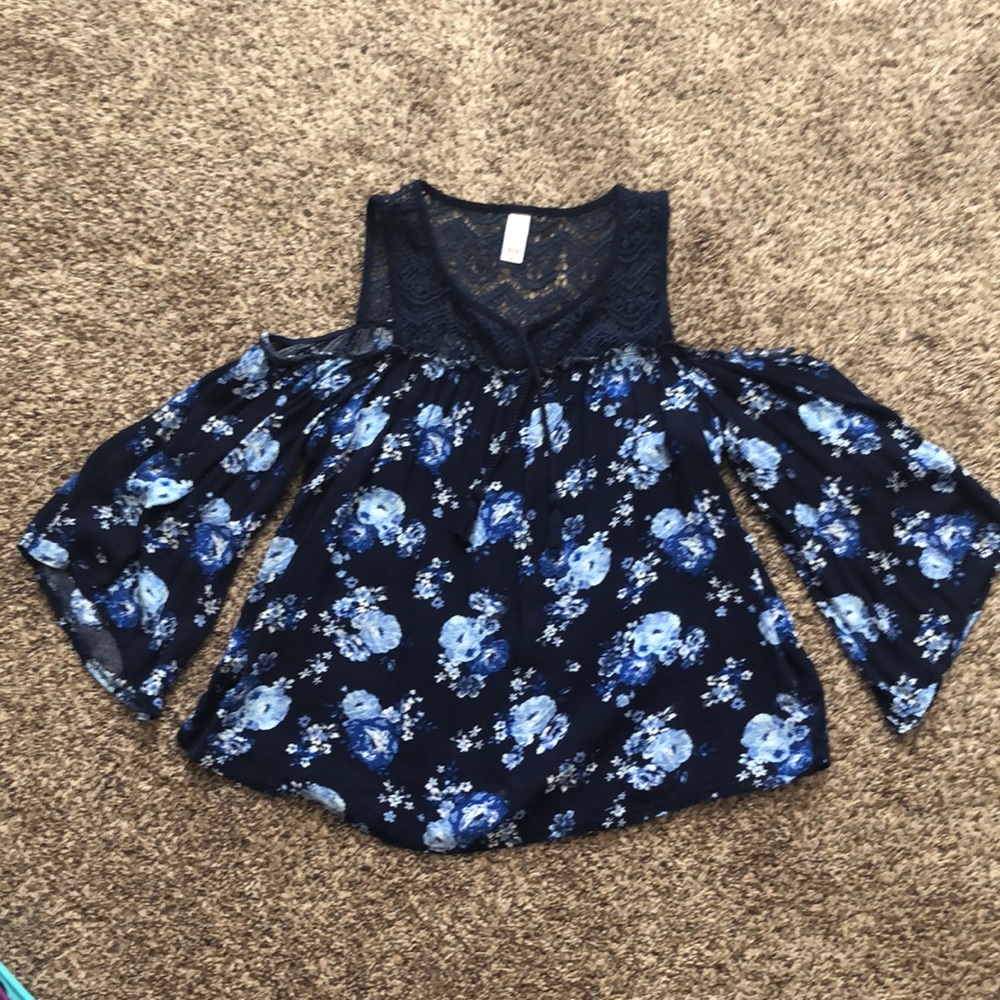 Super cute justice off the sholder top!!